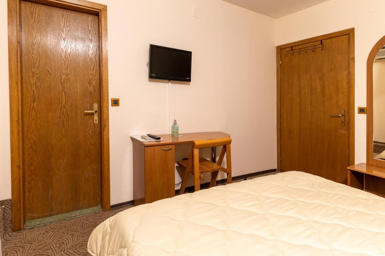 Hotel Kanet Скопие Екстериор снимка