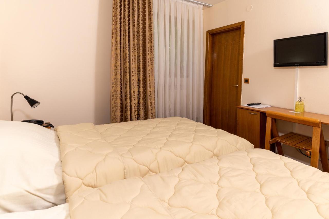 Hotel Kanet Скопие Екстериор снимка