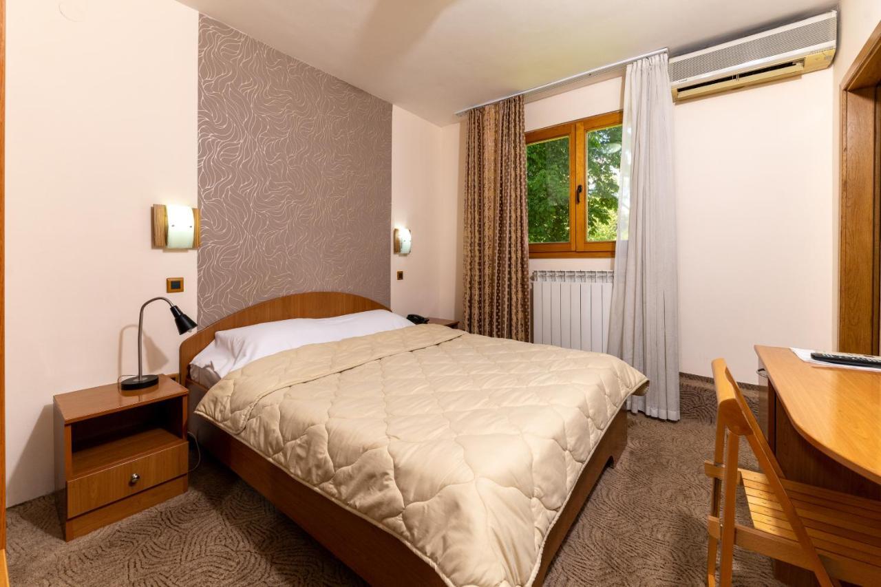 Hotel Kanet Скопие Екстериор снимка