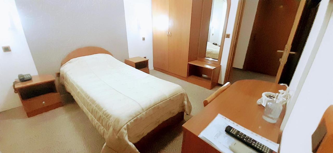 Hotel Kanet Скопие Екстериор снимка